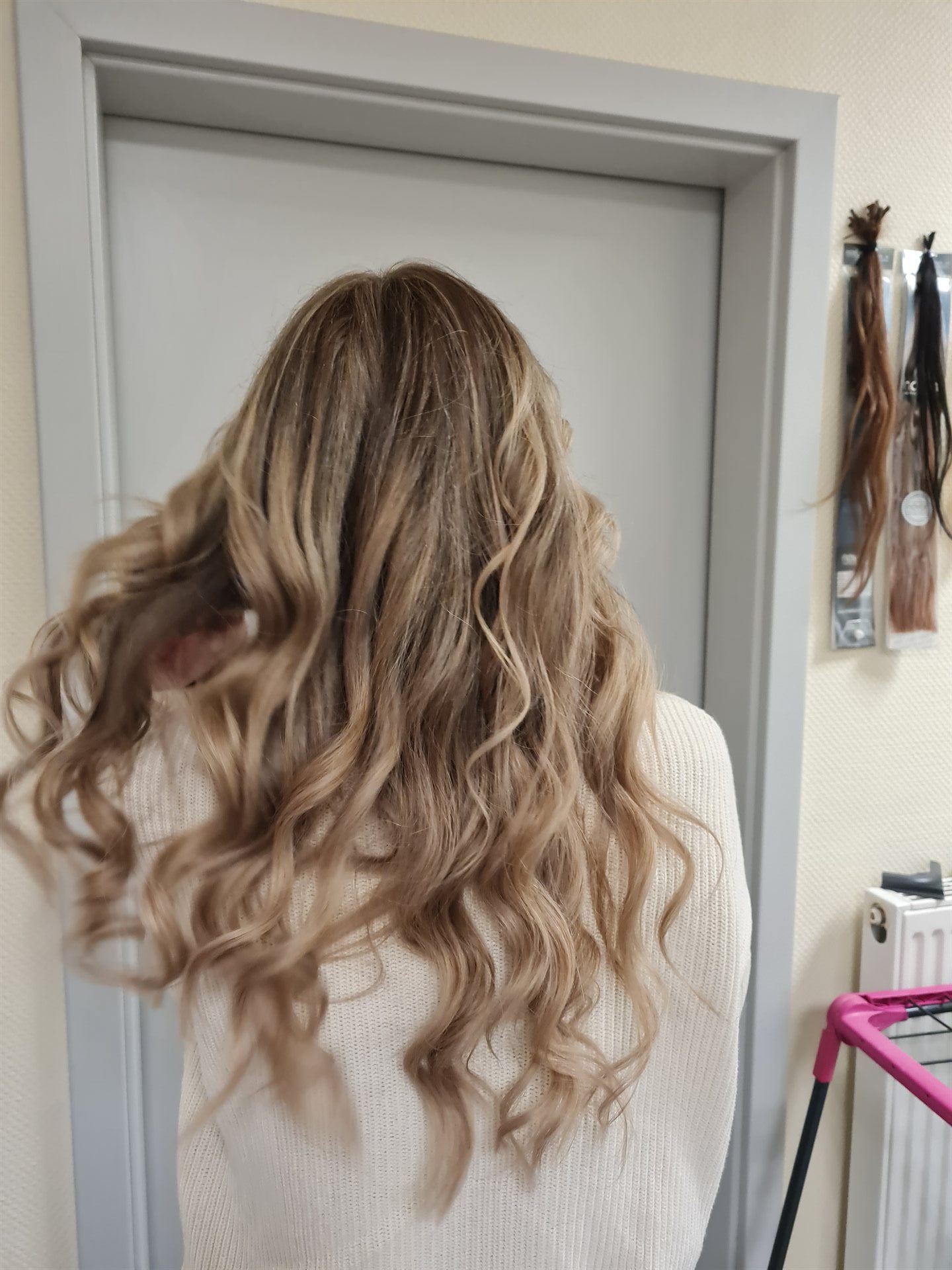 Haarmonie – Welliges blondes Haar mit Styling-Tools