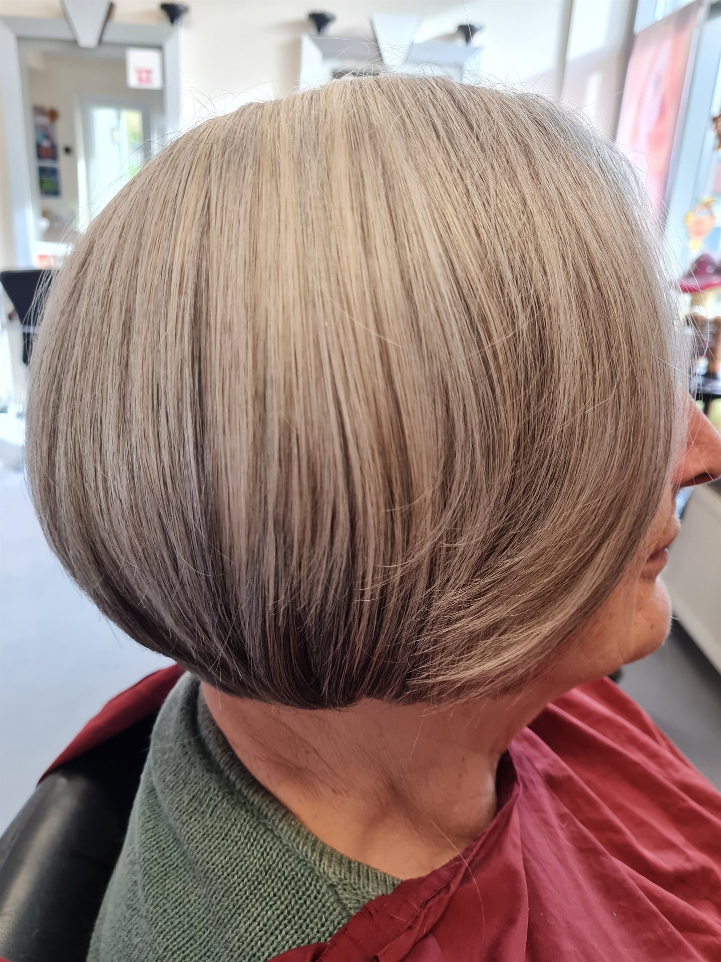 Haarmonie – Grau-blondes glattes Haar