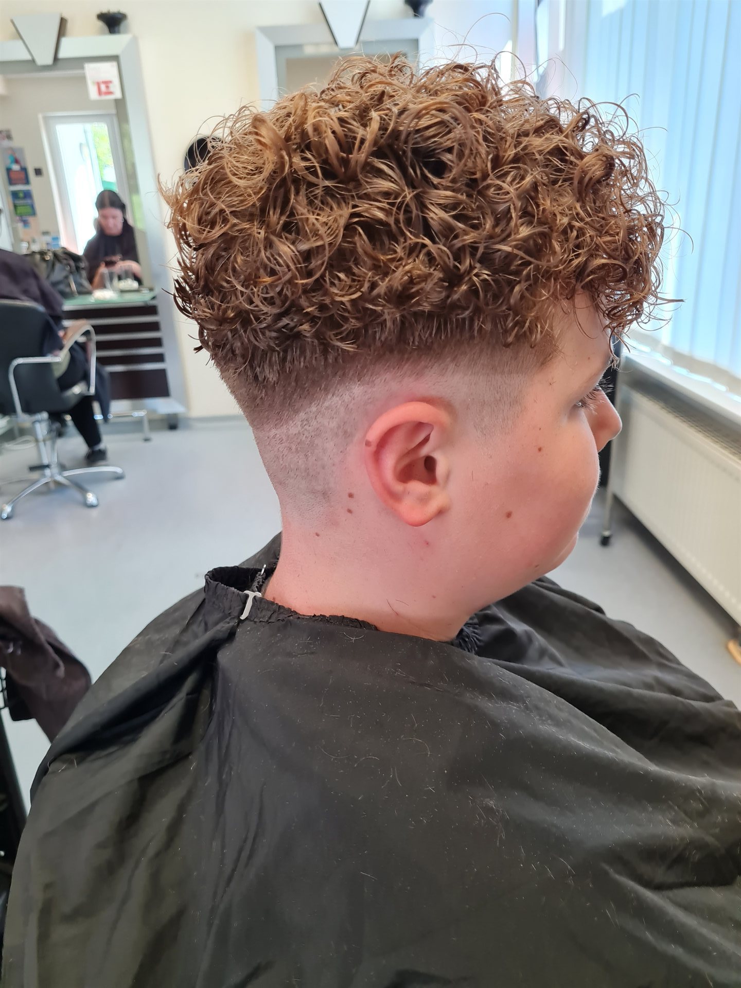Haarmonie – Herrenschnitt Locken