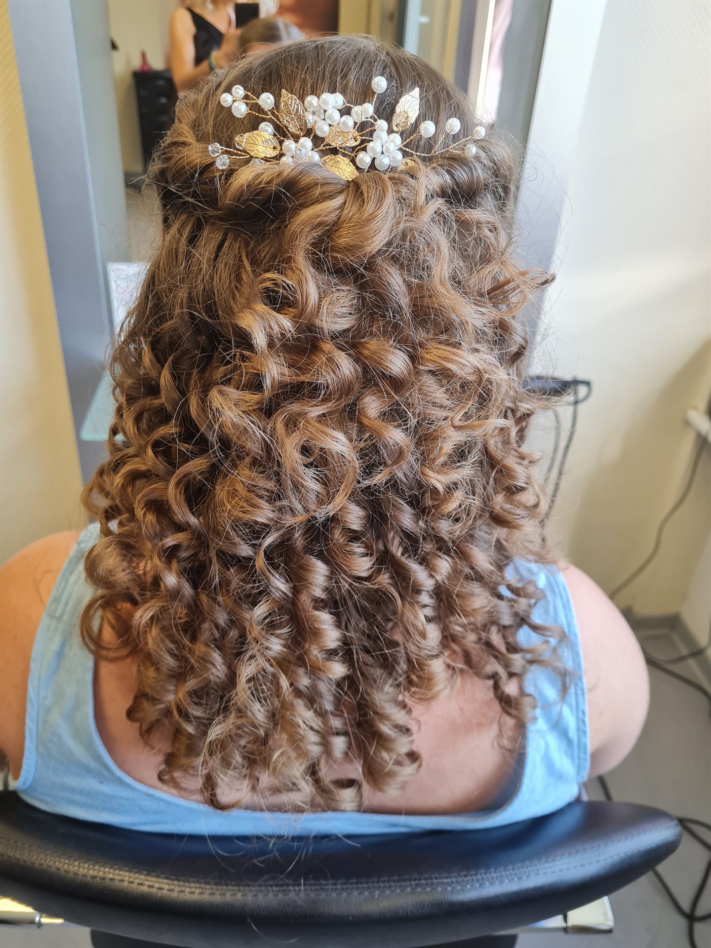 Haarmonie – Locken-Hochsteckfrisur