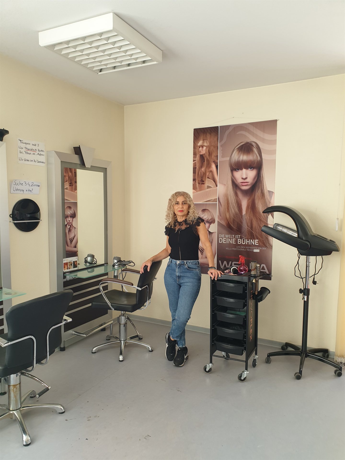 Inhaberin Hülya im Salon Haarmonie